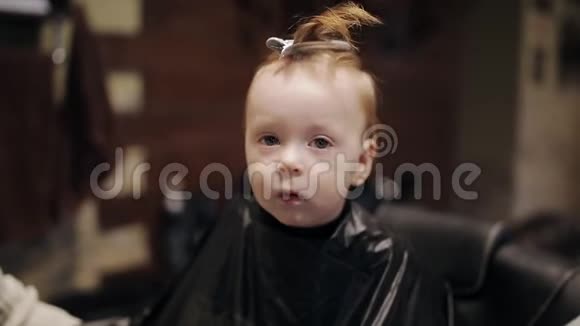 小男孩在理发店理发视频的预览图