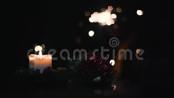 圣诞节黄色蜡烛孟加拉火和装饰在黑暗的背景视频的预览图