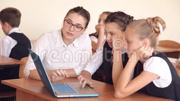 老师和一群学生讨论计算机程序视频的预览图