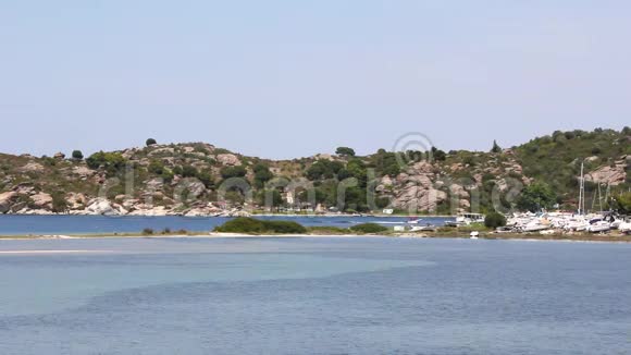 海滩上有游艇和渔船海边有树希腊哈尔基迪基视频的预览图
