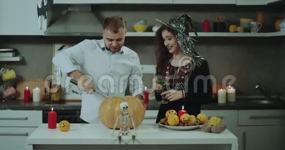 一对夫妇准备在厨房举行万圣节派对他们正在装饰厨房的餐桌开始削减一大笔开支视频的预览图