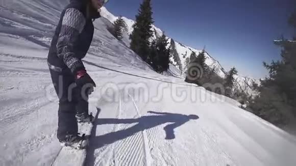 滑雪者教练和女孩开始在滑雪场摔倒视频的预览图