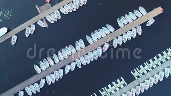 拥有众多相同船只的码头俯视图视频的预览图
