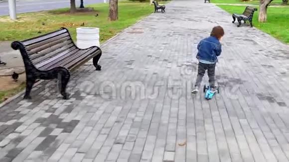 孩子们在公园里骑滑板车免费儿童视频的预览图