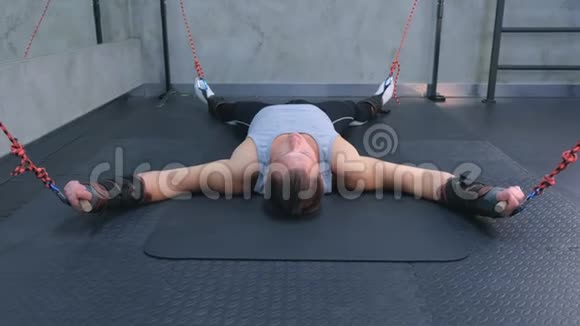 运动员做运动使用教练在健身房的空中肌筋膜伸展视频的预览图