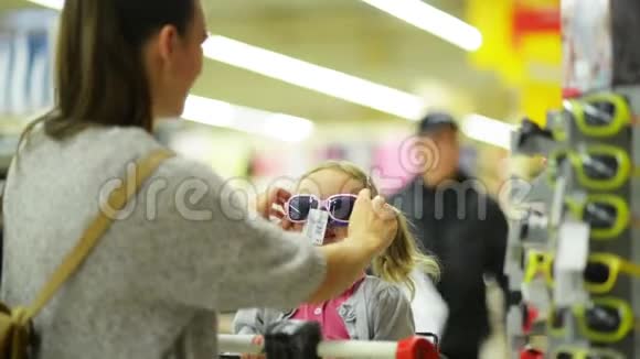 漂亮的年轻母亲和她的小女儿在超市的特写肖像幸福家庭视频的预览图