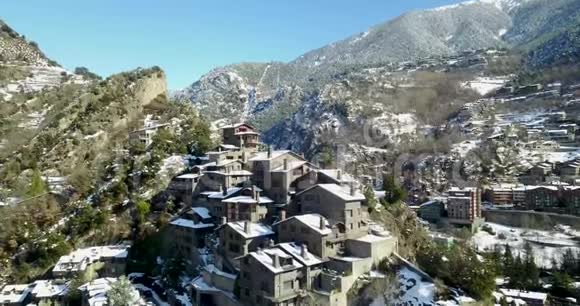 加泰罗尼亚安多拉维尔拉山镇顶上景视频的预览图