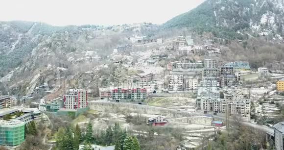 加泰罗尼亚安多拉维尔拉山镇顶上景视频的预览图