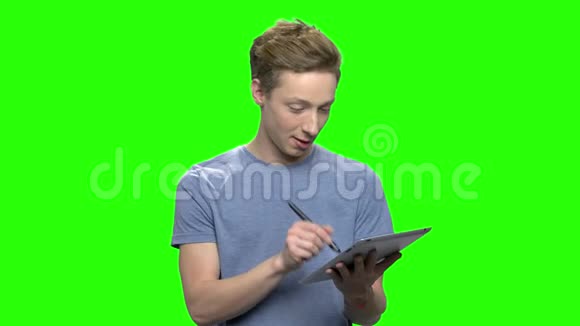 青少年用钢笔在平板电脑上写作视频的预览图