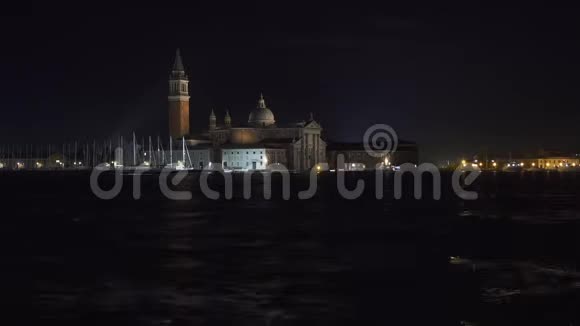 威尼斯夜航船和教堂视频的预览图