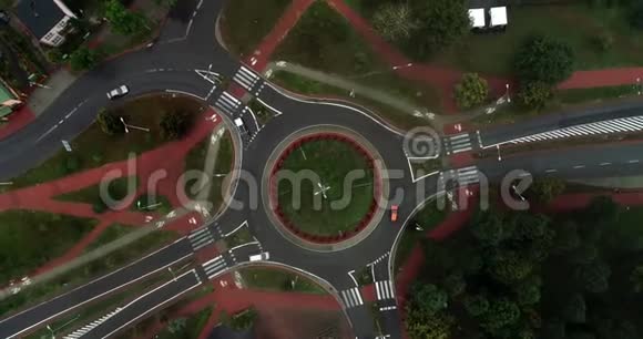 从无人机在环形道路上的绿色曲线4K超高清视频的预览图