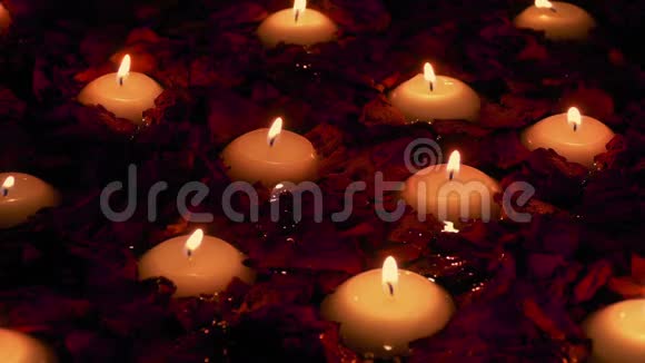 在水疗中心漂浮的蜡烛和玫瑰花瓣视频的预览图