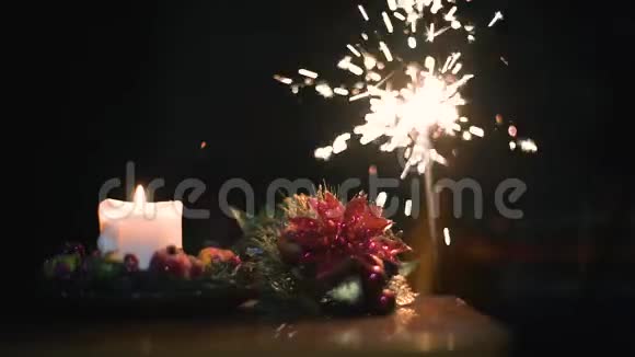 圣诞节黄色蜡烛孟加拉火和装饰在黑暗的背景视频的预览图