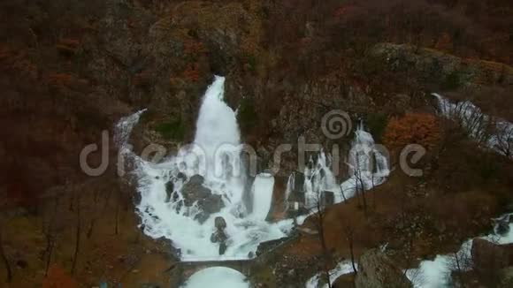 哈伯利泉伊兹维尔胡伯利在阿季多夫AA的Trnovski戈兹德下面斯洛文尼亚伊纳是岩壁下面的一个大岩溶泉在高水位视频的预览图