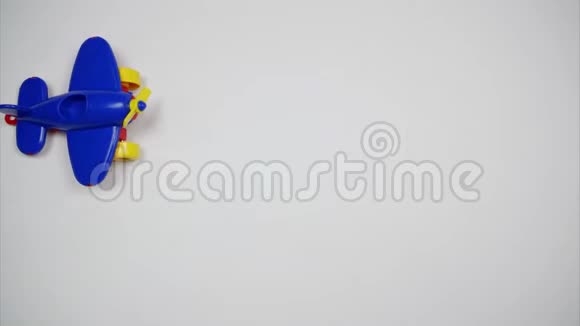 蓝色玩具飞机在白色背景上移动涡轮机的痕迹形成了销售这个词停止运动视频的预览图