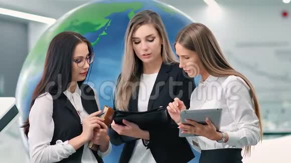 女性全球商业团队会议和头脑风暴旋转三维模型地球星球视频的预览图