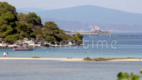 海滩上有游艇和渔船海边有树希腊哈尔基迪基视频的预览图