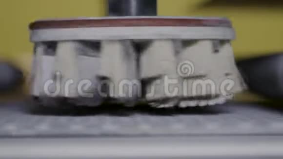 机器上旋转清洗刷行动工业机器刚毛刷喷嘴的特写刷子在里面旋转视频的预览图