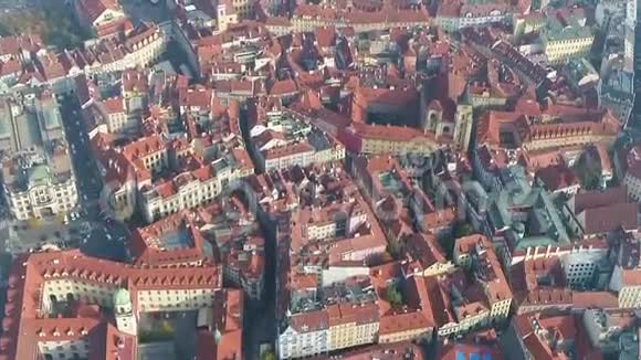 布拉格的全景布拉格的鸟瞰图一座古老的欧洲城市的红色屋顶视频的预览图