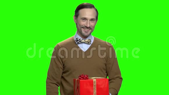 可爱的男人送红色圣诞礼物盒视频的预览图