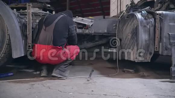 机械师和工人在车站修理一辆卡车视频的预览图