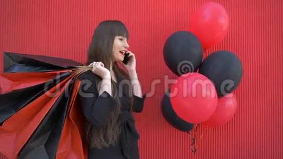 一个无忧无虑的购物狂她在手机上谈论着成功的购物手里拿着红包视频的预览图