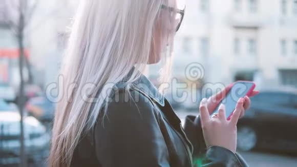 金发女士智能手机社交生活方式视频的预览图