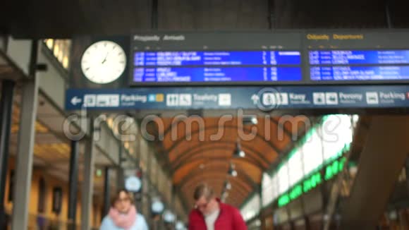 夫妻在旅途中一对夫妇在铁路站台上看着时间表旅行概念视频的预览图