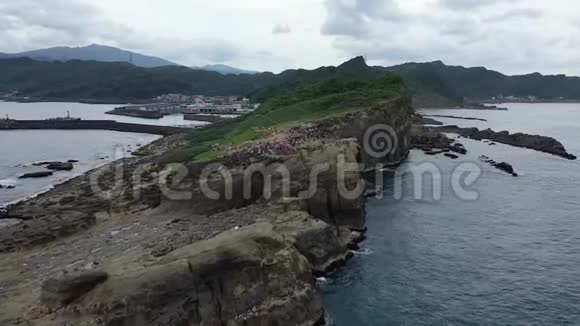 许多游客正在海边的悬崖上散步象鼻岩视频的预览图