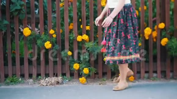 一个穿长裙的女人在街边的栅栏边跳舞视频的预览图