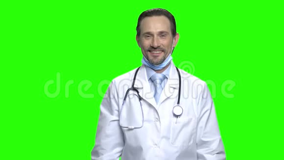 微笑友好的男医生带着一包药丸视频的预览图