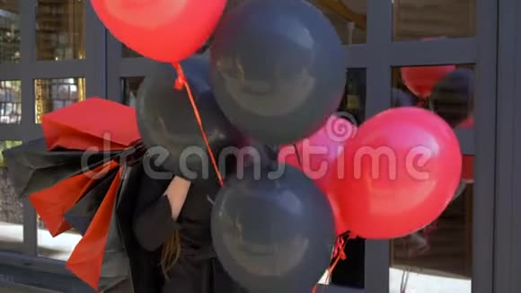 购物女孩在黑色星期五拿着很多纸包的气球微笑着视频的预览图