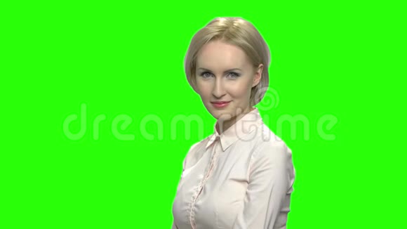 微笑成熟的女人穿着办公室衬衫调情视频的预览图