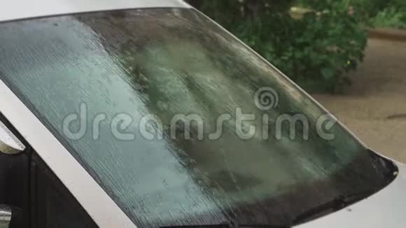 汽车特写挡风玻璃上的雨滴视频的预览图