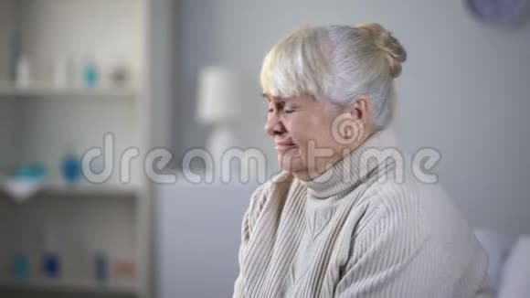 不高兴的老太太独自坐在客厅里深深地哭着抑郁着视频的预览图