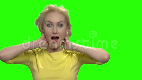 愚蠢的中年女人做滑稽的脸视频的预览图