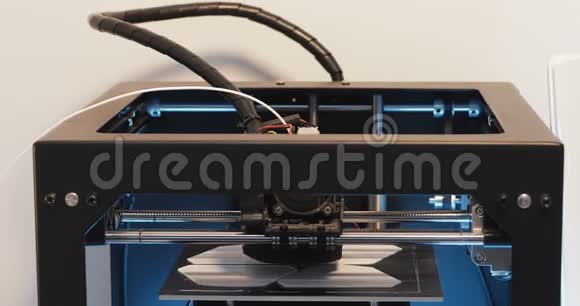 用塑料丝丝在3D打印机上打印现代3D印刷机视频的预览图
