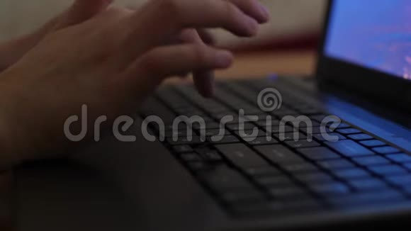 房间内夜间键盘信息的子类型特写视频的预览图