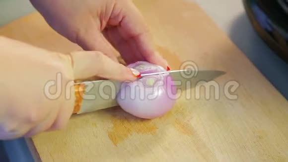 女人在木板上切红洋葱视频的预览图