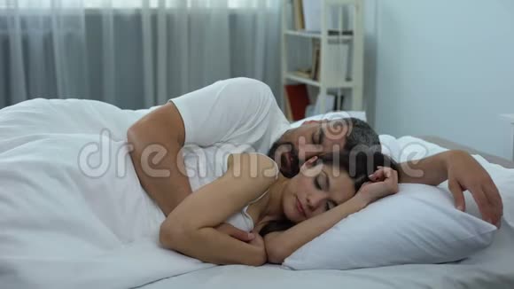 妻子体贴地躺在床上女人对丈夫保密懊悔不已视频的预览图