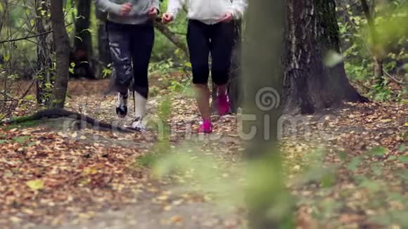 两个女人在森林里奔跑视频的预览图