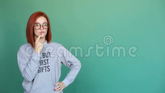 聪明漂亮的红头发女人在思考举起手指有想法视频的预览图