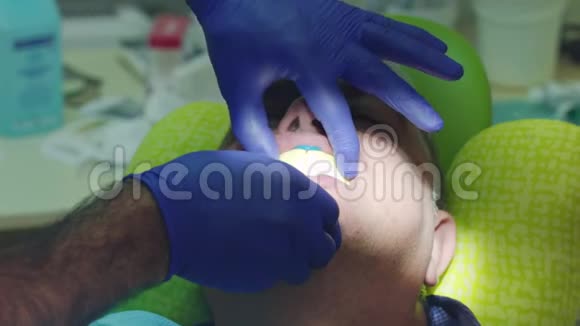 在牙科修复中心创建牙齿模型铸造牙齿视频的预览图