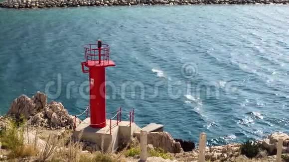 克罗地亚马卡斯卡港附近的红色灯塔视频的预览图