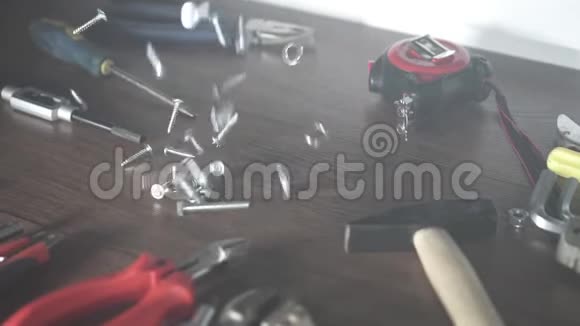 查看螺栓螺母自攻螺丝落在桌子上手工具在车间内视频的预览图