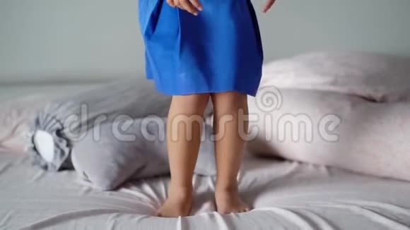 小女孩脚在床上跳视频的预览图