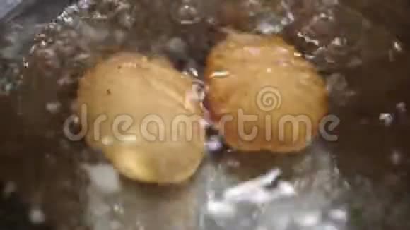 棕色的鸡蛋在水中煮沸视频的预览图