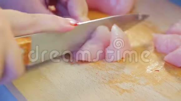 女人用刀子在木板上切鸡片时间跨度视频的预览图