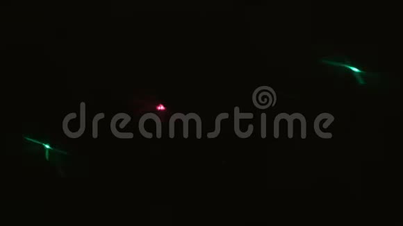 在黑暗背景上提取绿色和红色激光耀斑线条和光的舞蹈彩色光线在音乐迪斯科中的运动视频的预览图