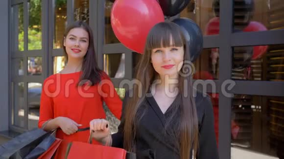 周末购物红唇女孩的肖像展示了许多以女友为背景购买的纸袋视频的预览图